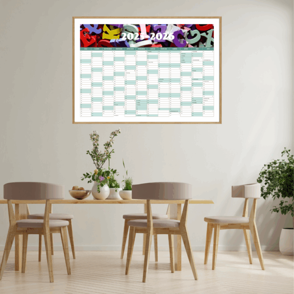 Dekorativ vægkalender med flot design – ideel til kontoret eller køkkenet